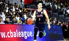 爱游戏注册-防守稳固，球队获得胜利紧追领头羊