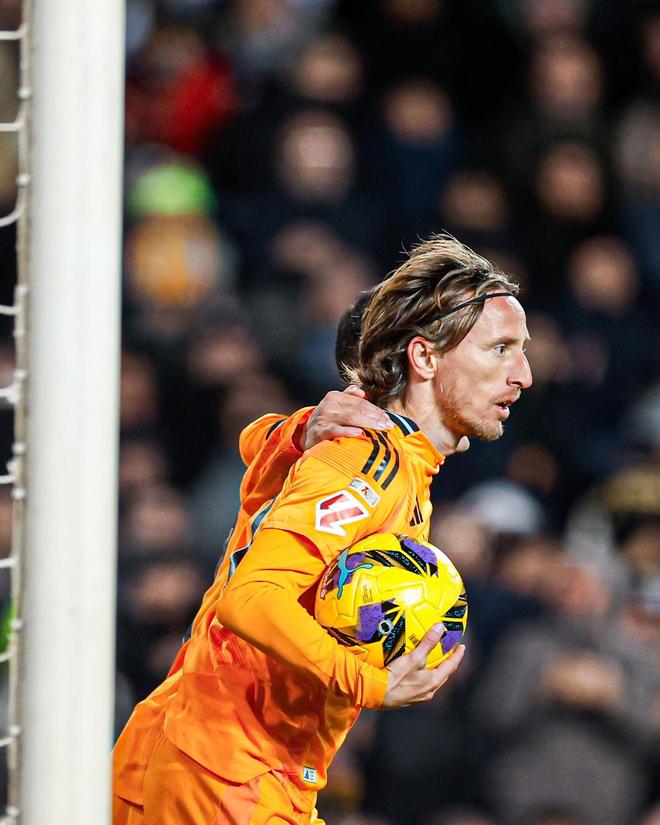 关于瓦伦西亚客场战胜皇家马德里,取得西甲连胜的信息 关于瓦伦西亚客场战胜皇家马德里,取得西甲连胜的信息