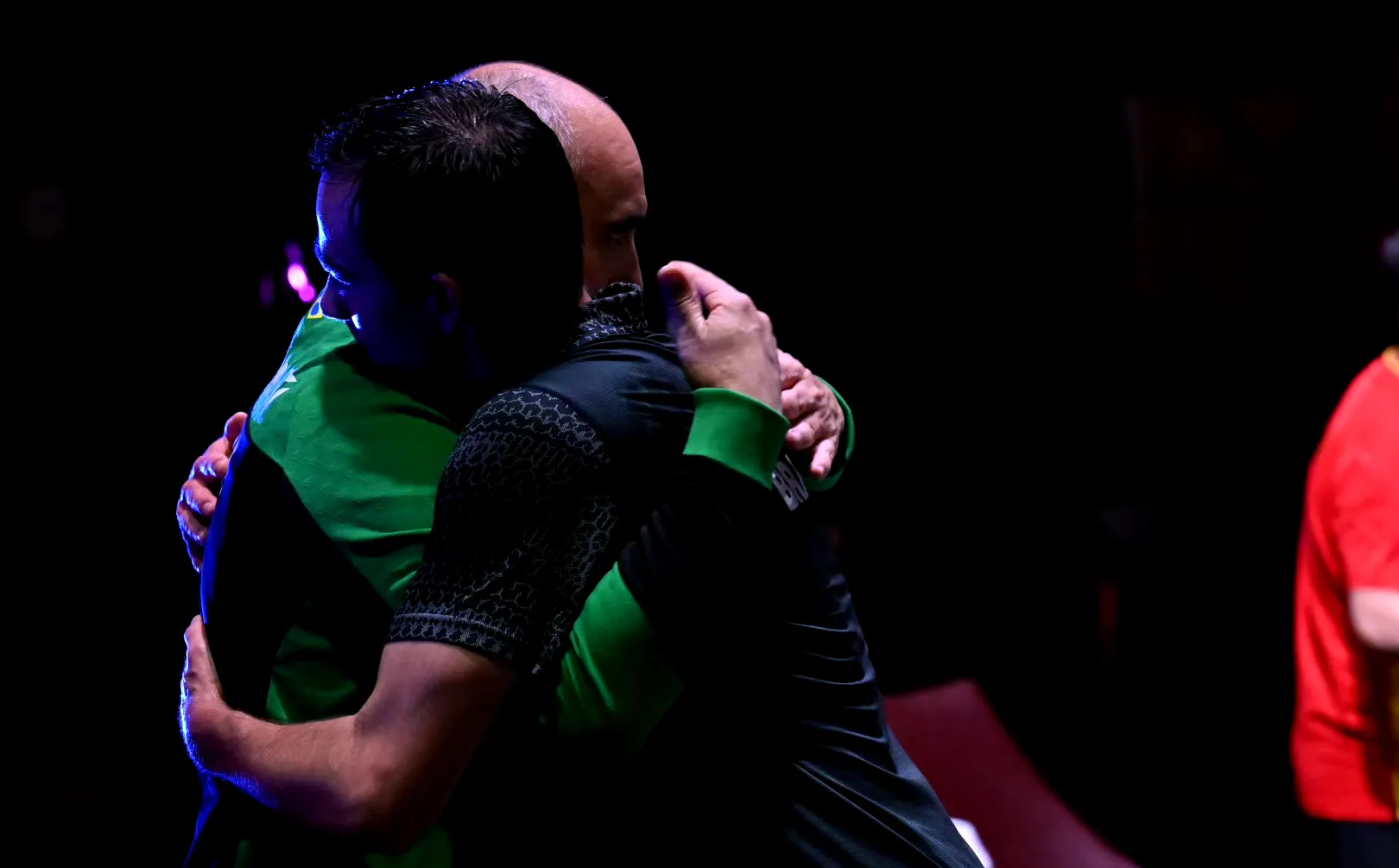 包含双方实力均衡,场上对抗激烈,胜负难以预料的词条 包含双方实力均衡,场上对抗激烈,胜负难以预料的词条