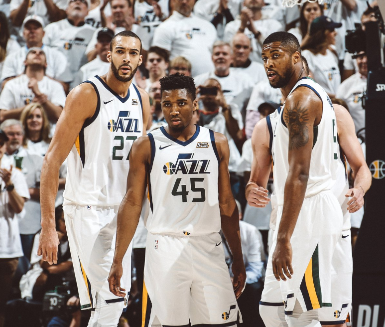 关于爵士大胜对手，主场连胜势如破竹的信息