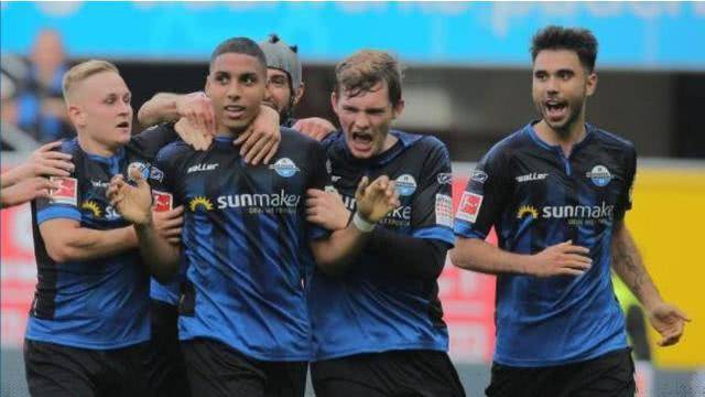 包含超级射手发威，梅开二度助球队一路高歌的词条