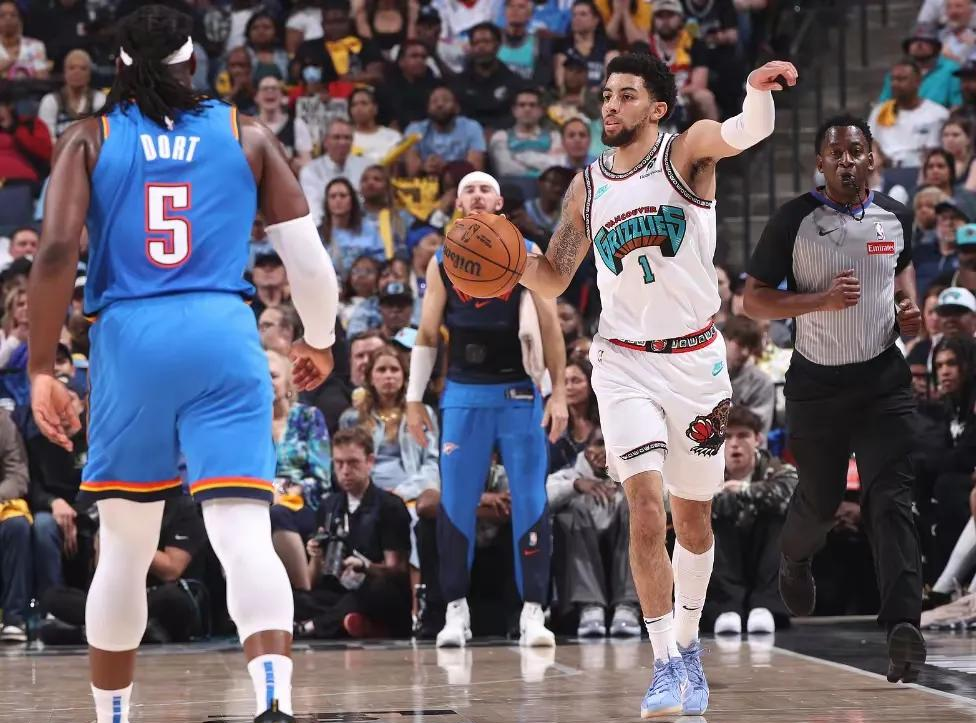 爵士力克灰熊，主场豪取八连胜