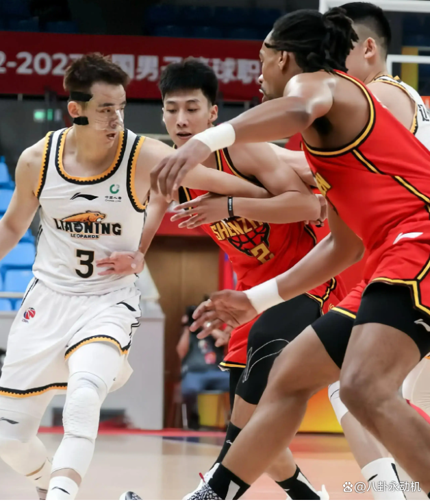 广东队在与新疆队的角逐中获胜，保持榜首位置