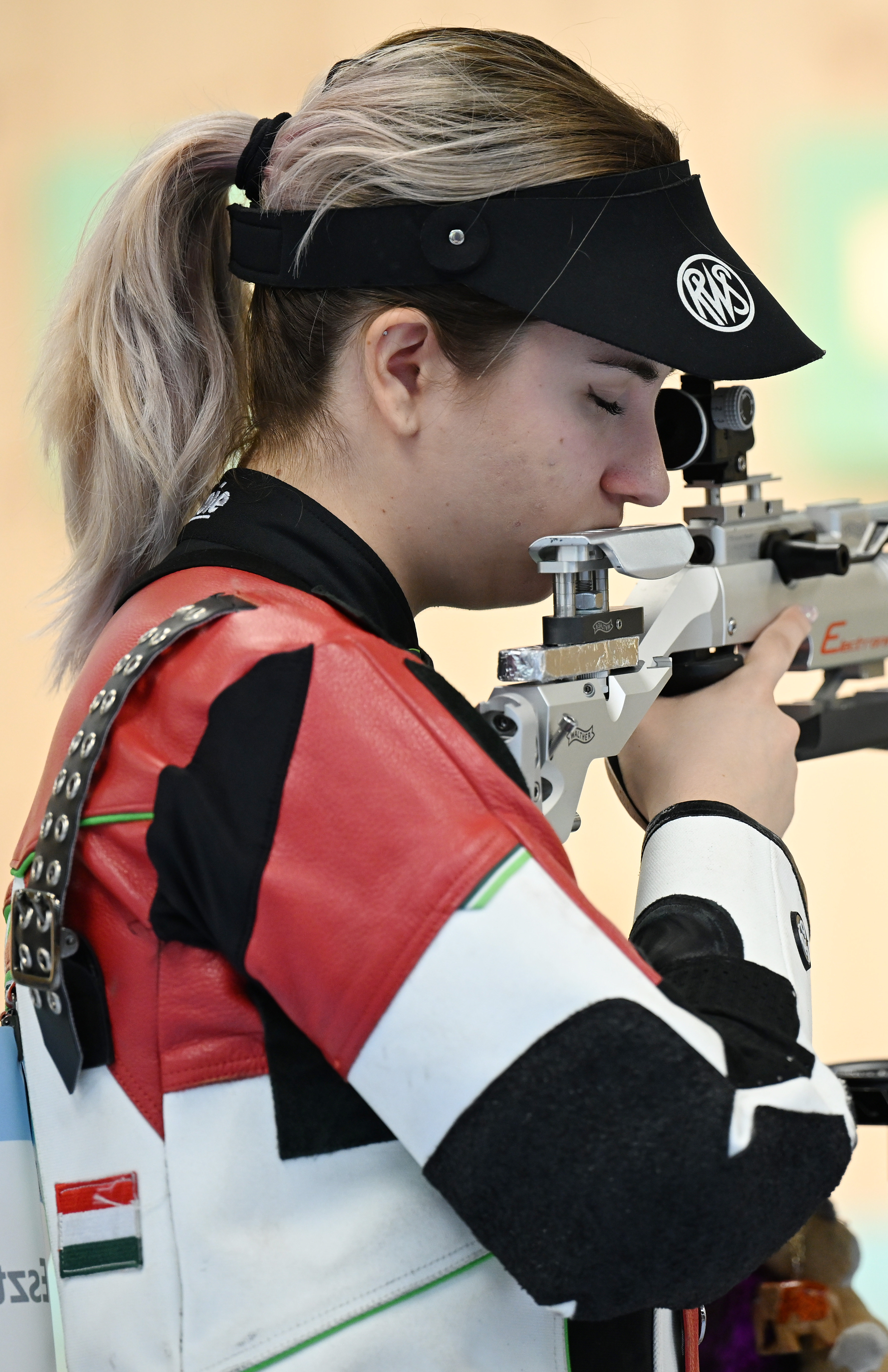 射击女子决赛选手挥洒汗水拼搏