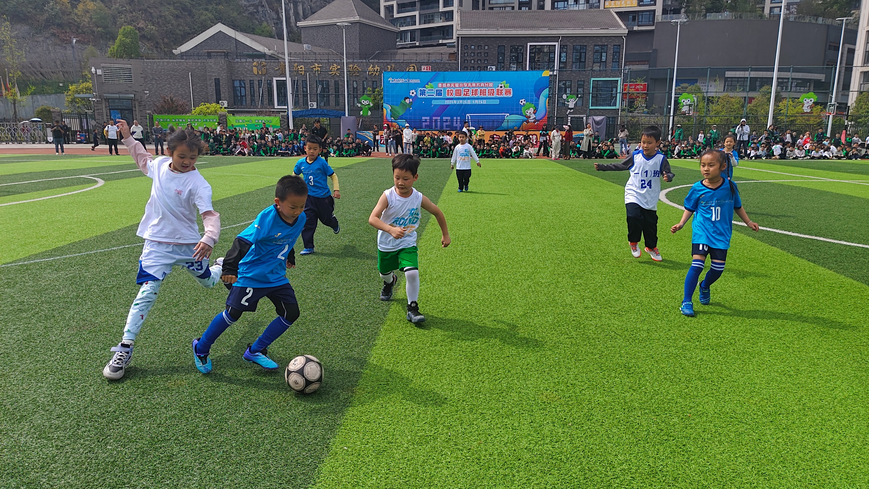 风雨同舟，足球赛事引发观众心潮起伏