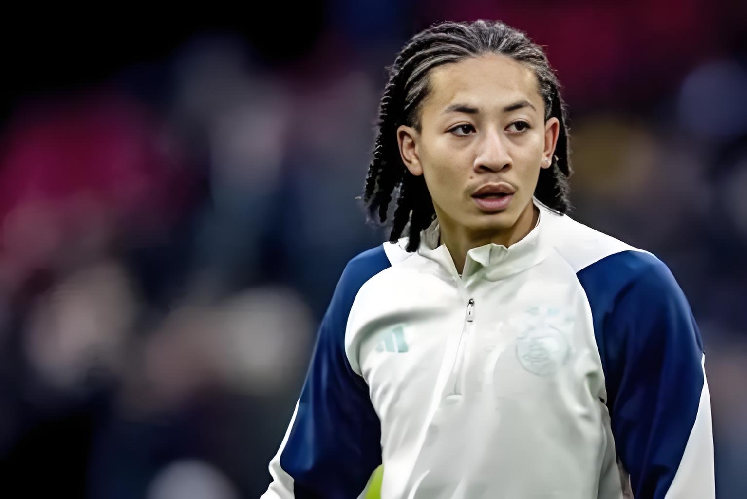 包含阿贾克斯豪取胜利，晋级欧冠四强的词条