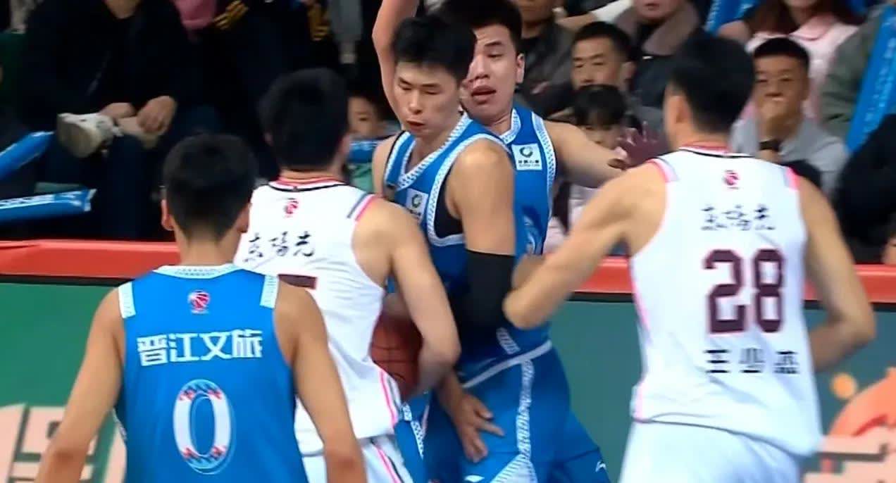 防守稳固，球队获得胜利紧追领头羊