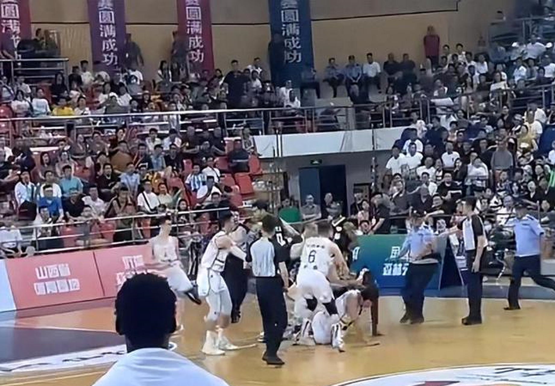 包含俄罗斯篮球赛事激烈对抗，球迷热情高涨的词条