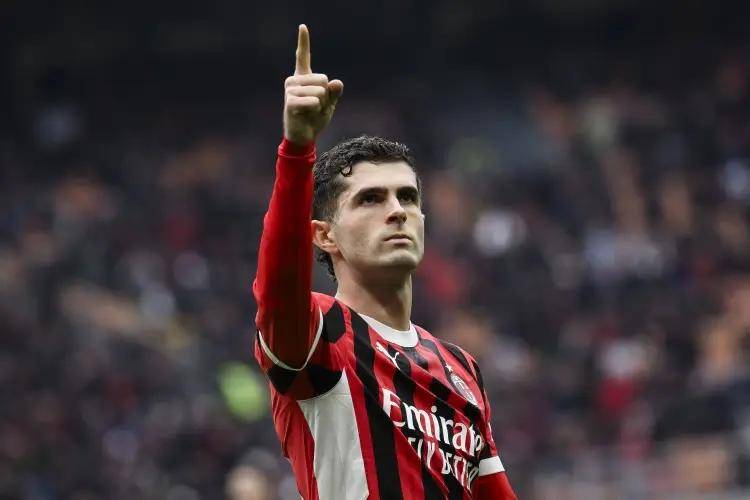 AC米兰前锋力求突破，带领球队取胜