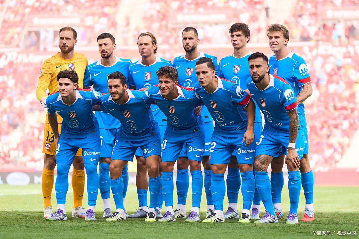 波黑队球员全力奔跑，努力争取进球