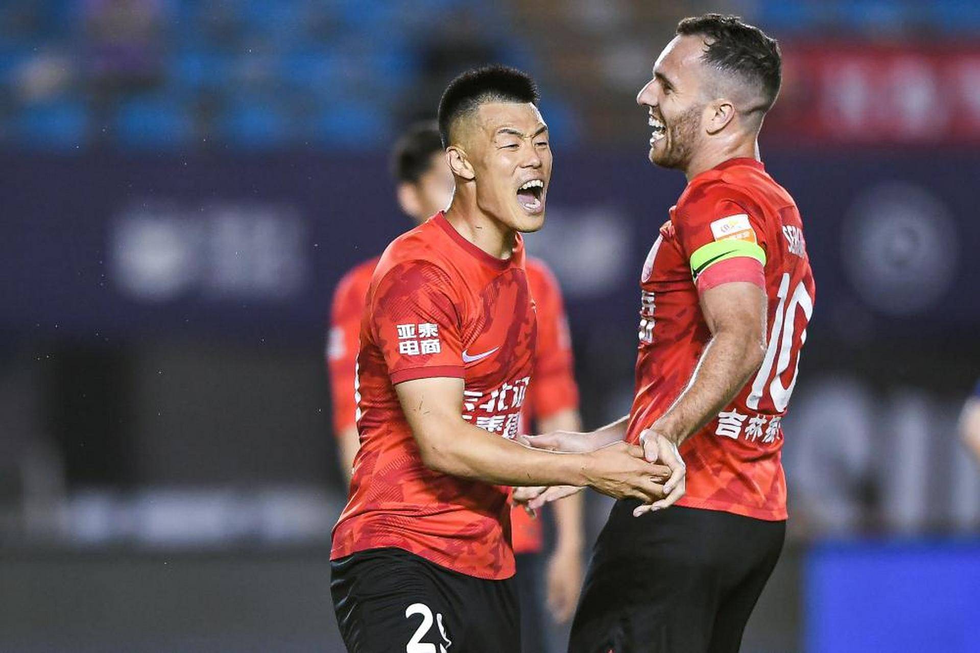 亚泰战平国安，比赛难分胜负