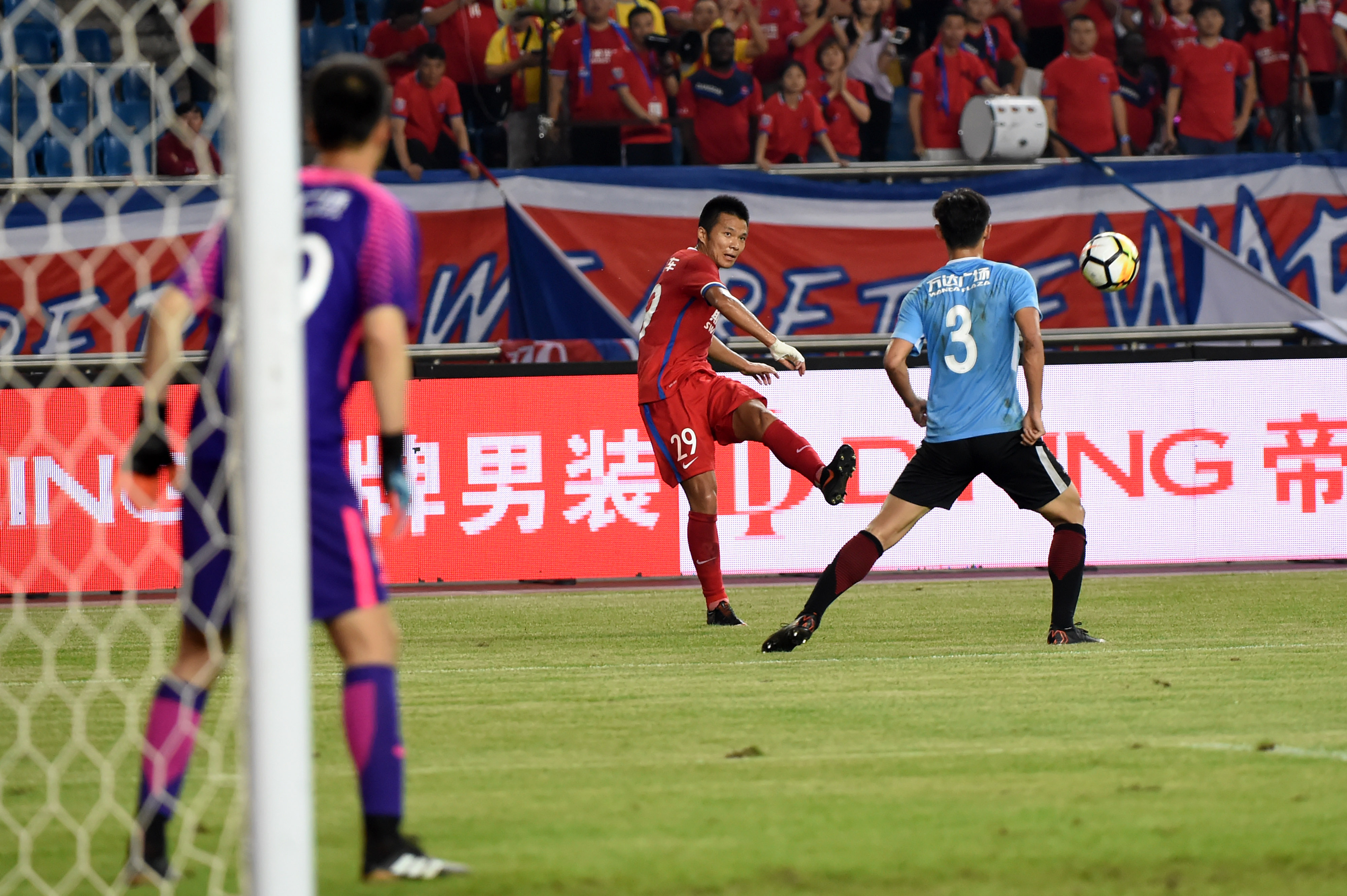 斯威走好：重庆斯威客场大胜大连一方，拿下关键三分的简单介绍