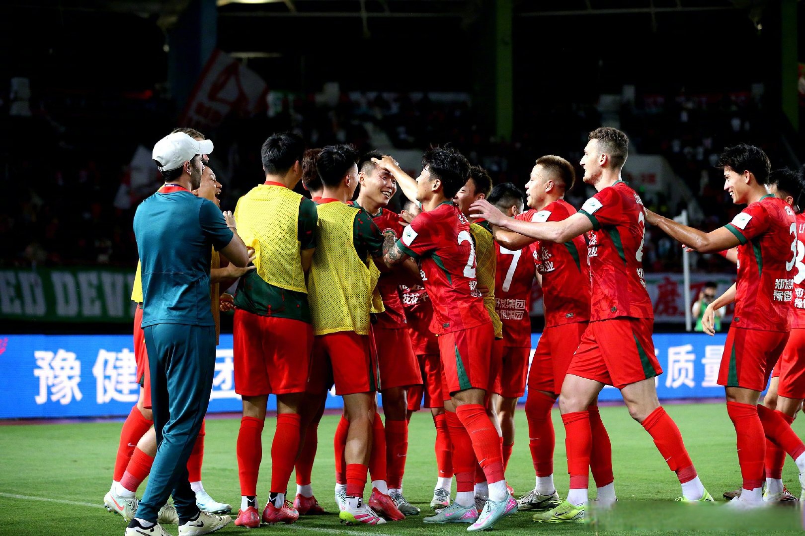 包含世界各地球迷齐聚一堂共同见证英雄诞生的词条