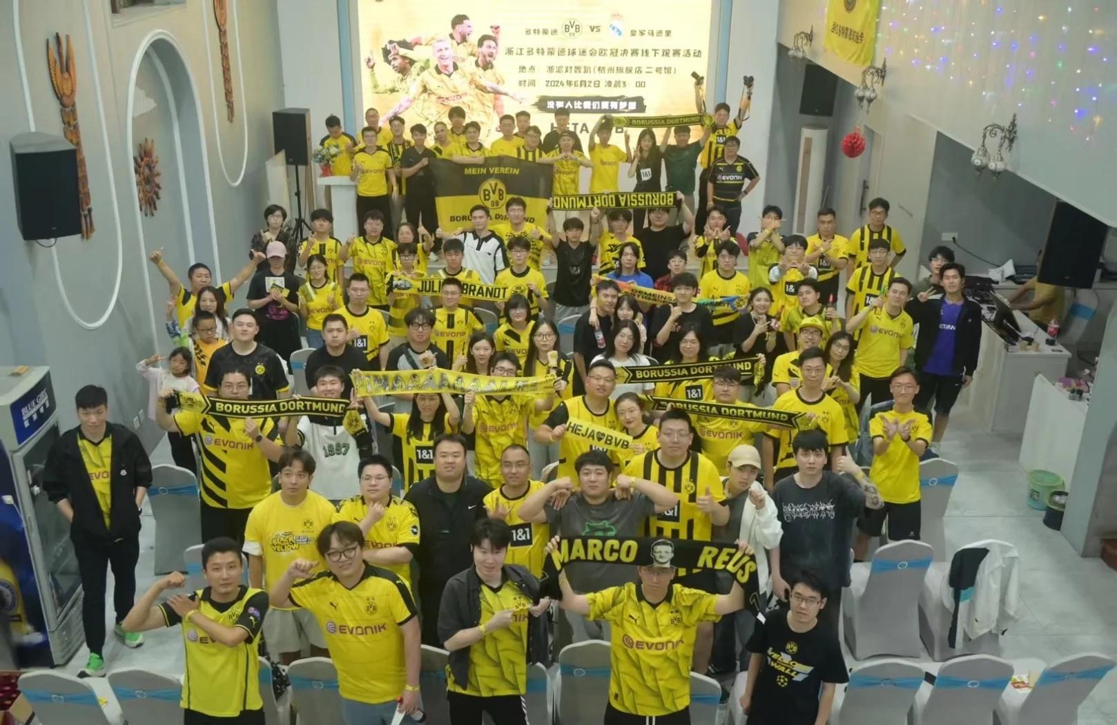 包含世界各地球迷齐聚一堂共同见证英雄诞生的词条