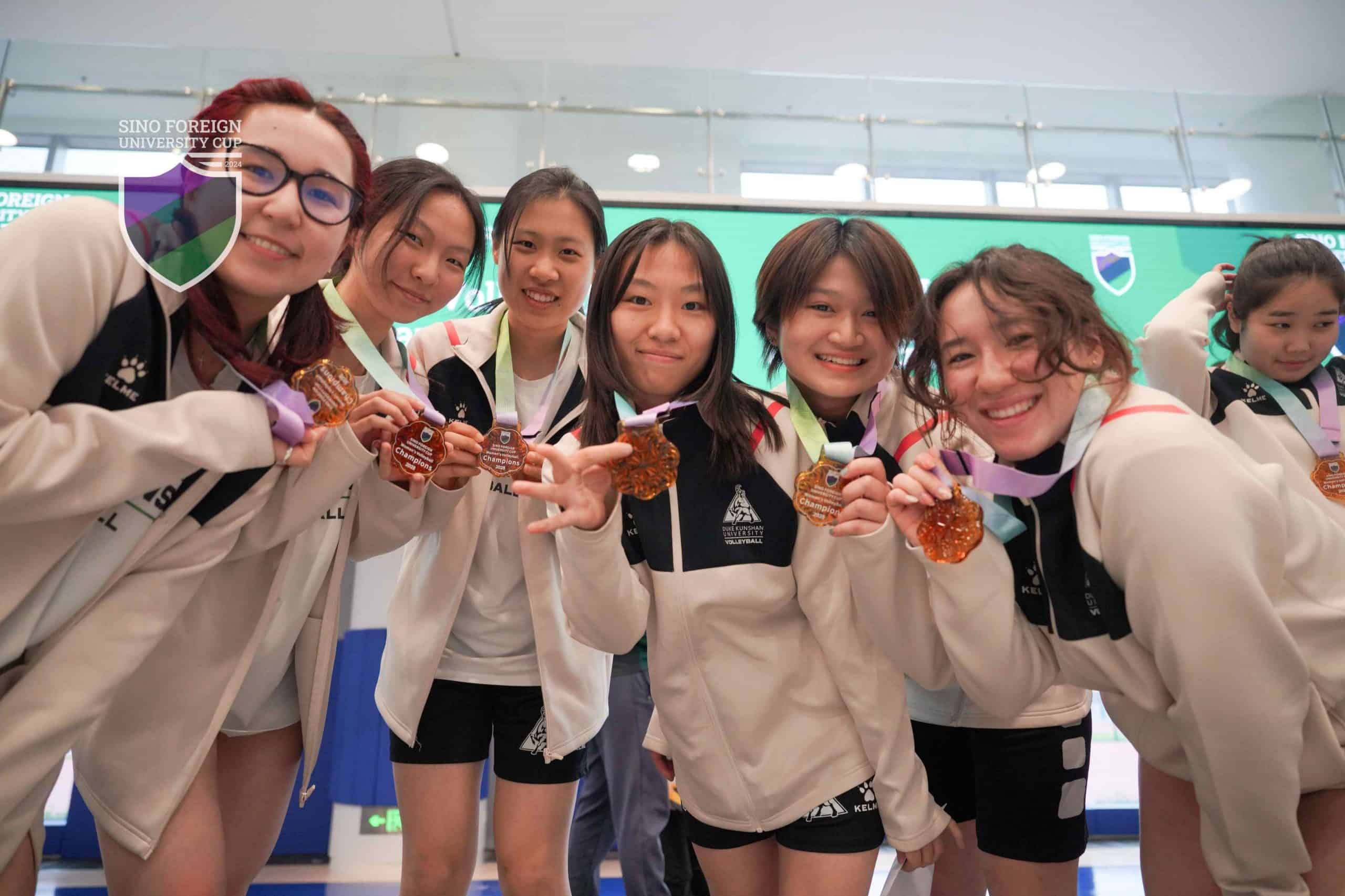 观众热情欢呼,选手斩获冠军 观众热情欢呼,选手斩获冠军