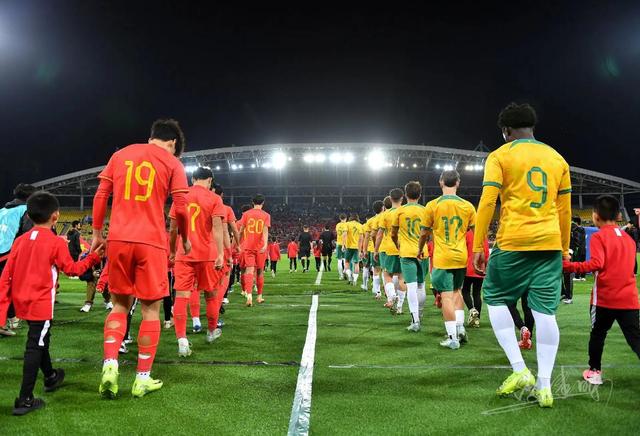 足球巨星齐聚，球迷热切期待的简单介绍