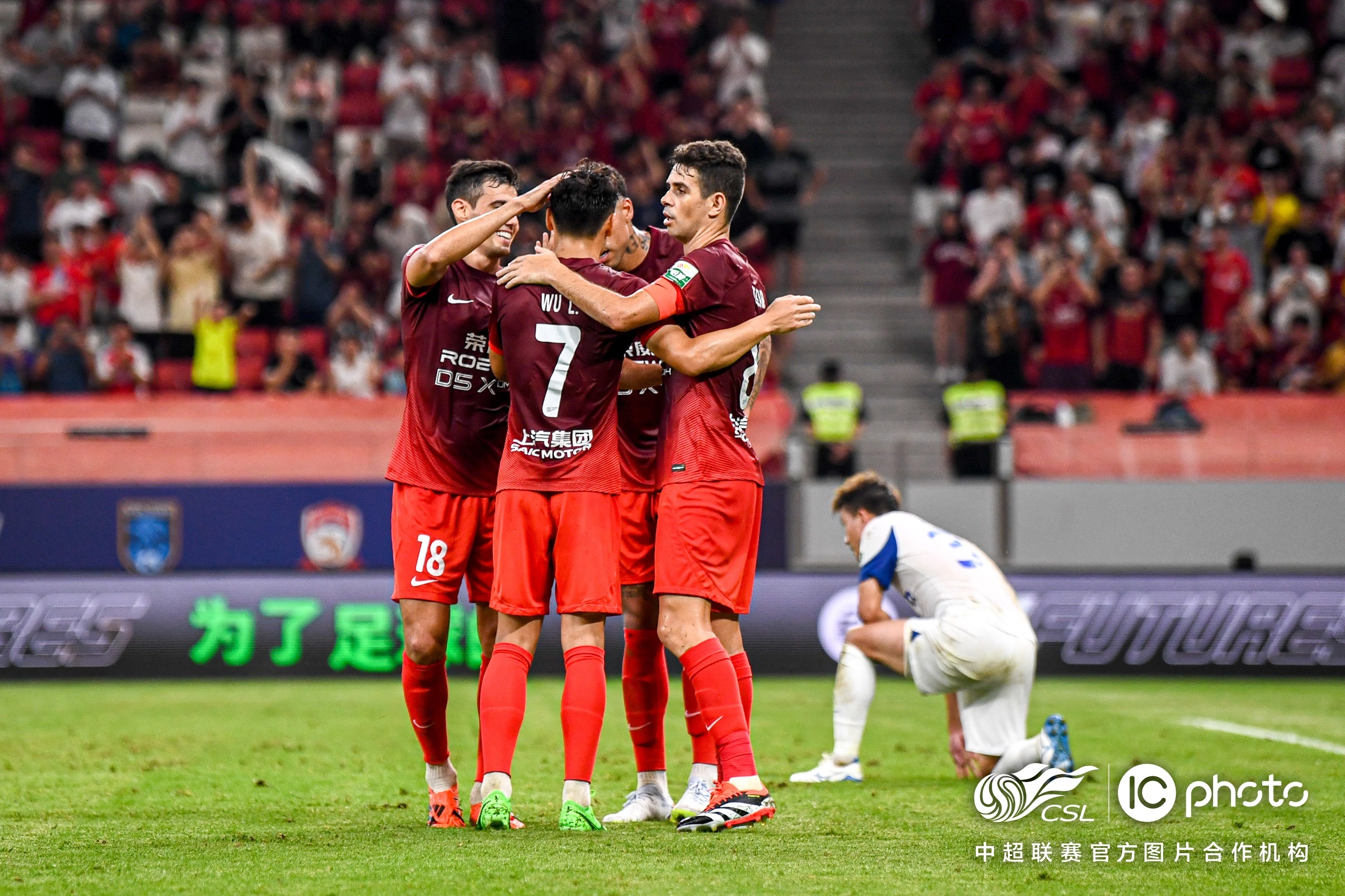 中超赛场争夺激烈，胜者创造历史