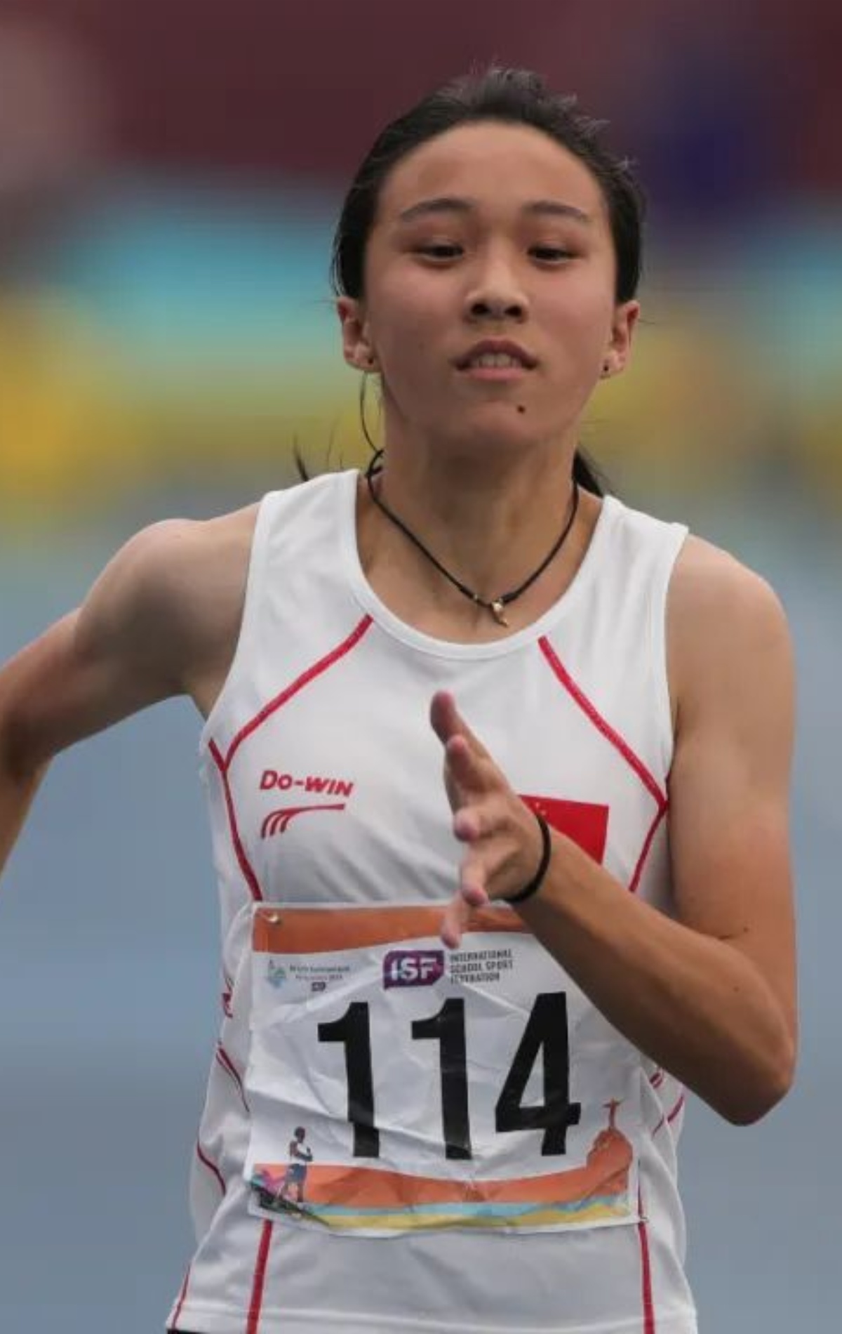 强大的女运动员在比赛中展现出优异的表现和实力的简单介绍